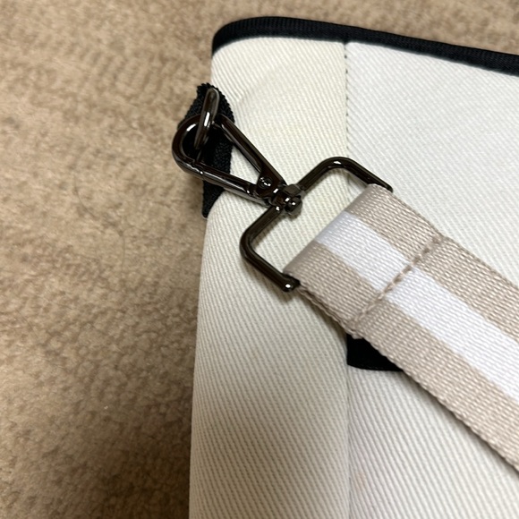 Parker & Hyde Crossbody - Picture 4 of 6